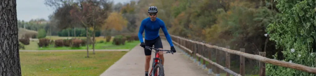 ciclista usando gafas envolventes Styrpe con amplia visión periférica